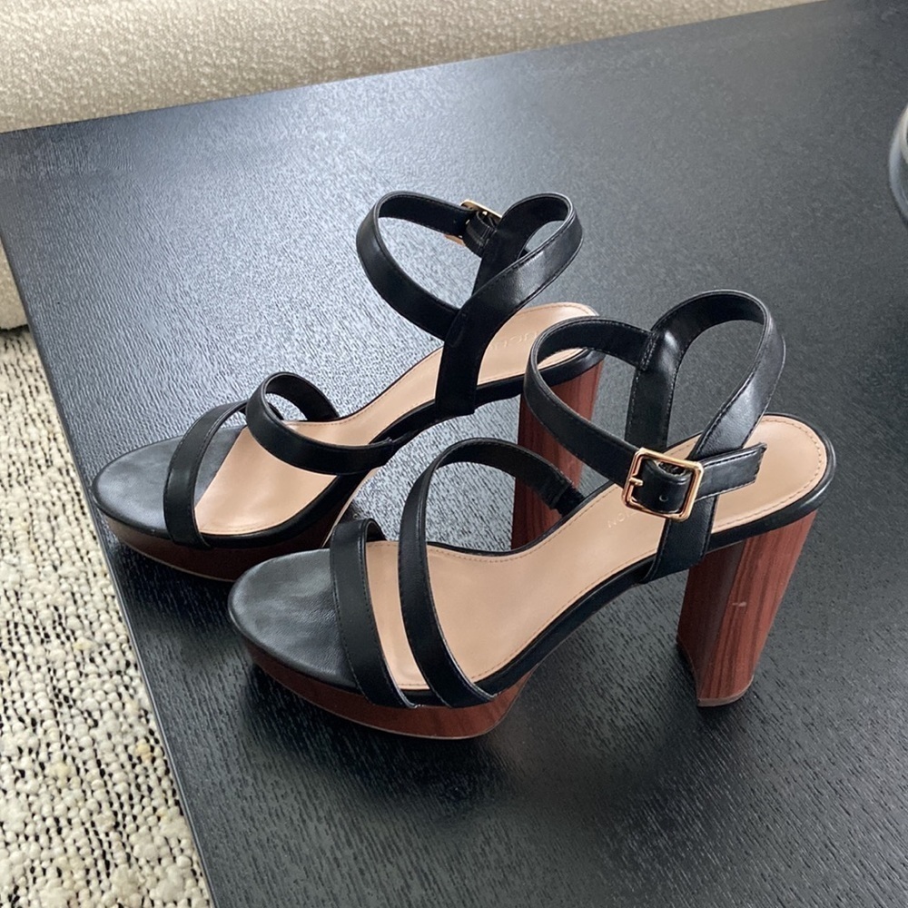 Black Platform sandals with 4 1/2 inch heel - Picture 2 of 8